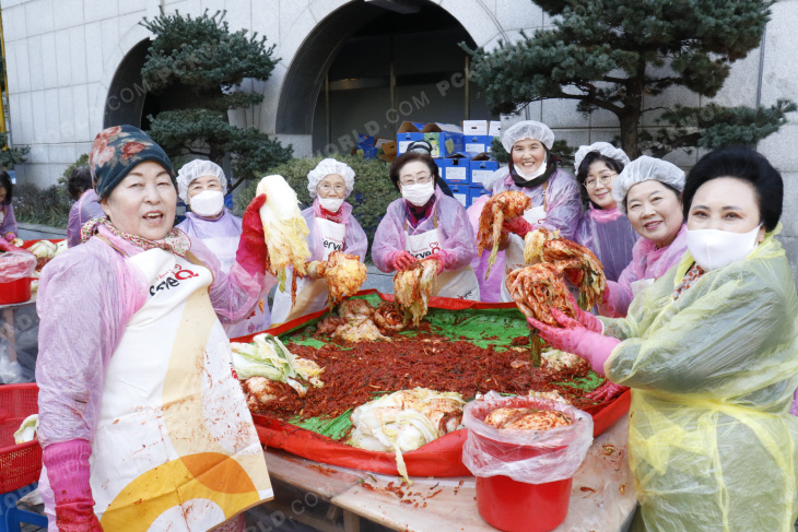 [스크랩] 추운 날씨, 김치에 사랑 담아 전달